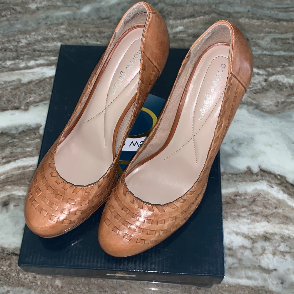 EUC Andrew Geller tan, closed-toe heel, size 8.5.